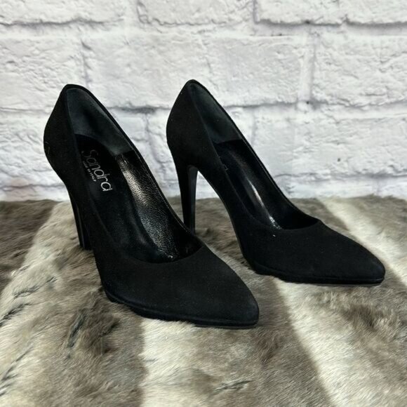 BNIB simple black pumps - Picture 2 of 8